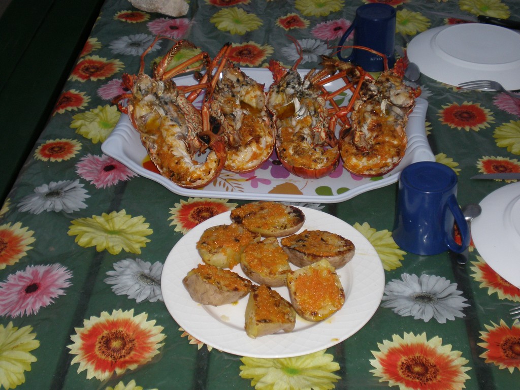 A table sur une plage des Antilles