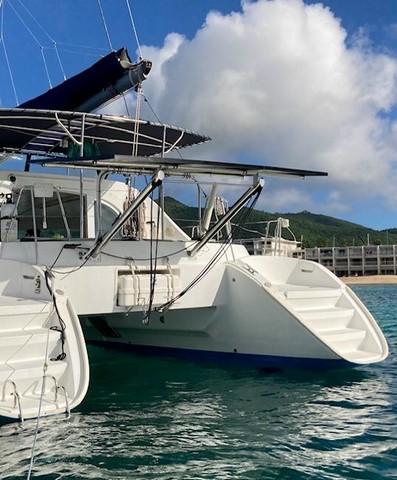 large jupes arriere catamaran aux Grenadines