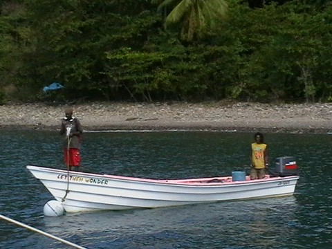 aide à la prise de coffre par un boy boat