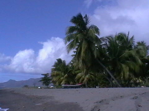 plage de sable noir de St Pierre Martinique